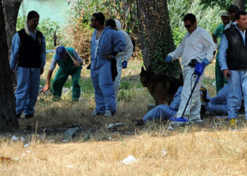 Bomb disposal experts ( AA Photo )