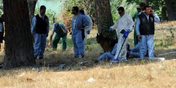 Bomb disposal experts ( AA Photo )