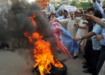 121016010329-pakistan-us-flag-burning-horizontal-gallery