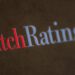 Aworan okuta iranti kan ni ẹnu-ọna awọn ọfiisi Fitch ni aarin ilu Milan