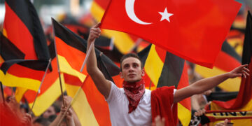 german-turks-with-flag