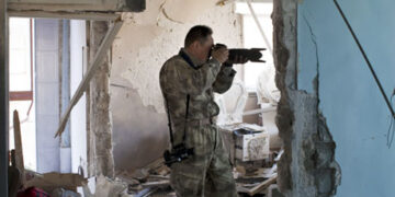 Extreme tourist Toshifumi Fujimoto takes pictures in Aleppo.