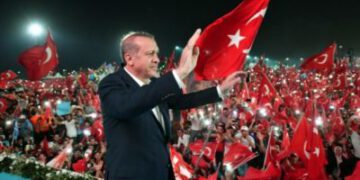 Ekonomik manipülasyonlar üzerinden bize diz çöktüreceklerini zannedenler, bu milleti hiç tanımıyor