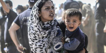 Путь в никуда: волонтеры спасли беженцев, дрейфующих в море, в Италии и Мальте их принимать отказались