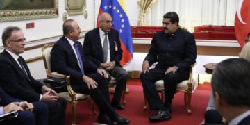 Мевлют Чавушоглу договаривается в Каракасе о переходе на расчеты в нацвалюте