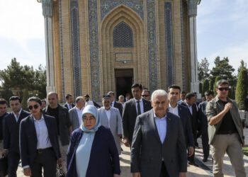 TBMM Başkanı Yıldırım, İmam Buhari ve İmam Maturidi'nin türbelerini ziyaret etti