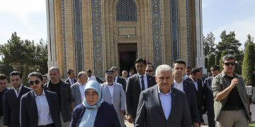 TBMM Başkanı Yıldırım, İmam Buhari ve İmam Maturidi'nin türbelerini ziyaret etti