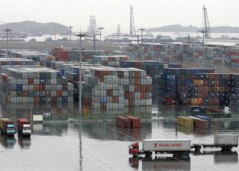 China's trade surplus with US widens to record $34bn