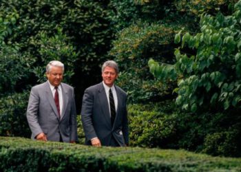 "Он демократ и любит Запад": что Ельцин говорил Клинтону о своем преемнике Путине