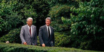 "Он демократ и любит Запад": что Ельцин говорил Клинтону о своем преемнике Путине