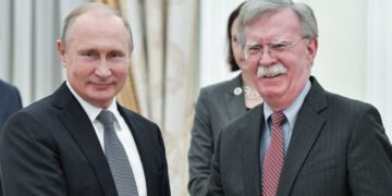 "Российские ракеты уже в Европе": о чем Болтон говорил с Путиным