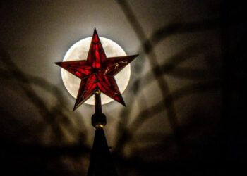 Рогозин: Россия построит сверхтяжелую ракету и базу на Луне