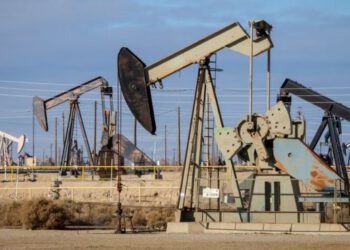 Цены на нефть обвалились, но рубль пока держится. Надолго ли?