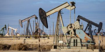 Цены на нефть обвалились, но рубль пока держится. Надолго ли?