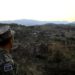 Een Azerbeidzjaanse soldaat inspecteert de stad Jabrayil, waar Azerbeidzjaanse troepen de controle herwonnen tijdens de gevechten om het bezette Karabach, Azerbeidzjan. 16 oktober 2020. (Reuters)