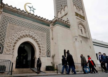Muslims arrive at the Great Mosque of Paris for the friday prayers, France, Oct. 30, 2020. (AFP Photo)