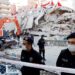 Policajci stoje pored ruševina tokom spasilačkih operacija nakon zemljotresa koji je pogodio Egejsko more, u obalskoj provinciji Izmir, Turska, 31. oktobra 2020. (Reuters)