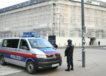 A police officer stands guard near Austria's Chancery in the center of Vienna, Nov. 3, 2020. (AFP Photo)