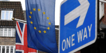 Великобритания сопротивляется предоставлению дипломатам ЕС полного статуса, чем вызвало скандал