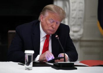 Лишенный Twitter, Трамп ищет новый онлайн-мегафон