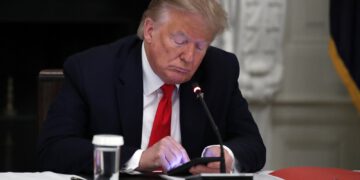 Лишенный Twitter, Трамп ищет новый онлайн-мегафон