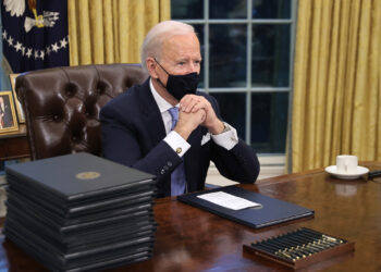 Байден отменяет политику Трампа в отношении стены, климата, здоровья и мусульман