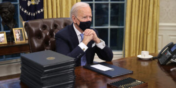 Байден отменяет политику Трампа в отношении стены, климата, здоровья и мусульман