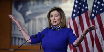 پلوسی به پنس: ترامپ را برکنار کن، اگرنه استیضاح میکنیم