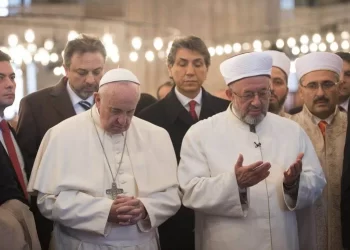 Pope Francis visitn at sultanahmed blue mosque 2014