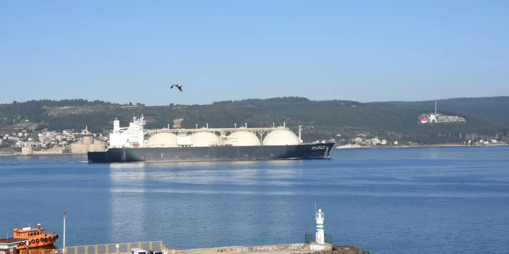 Istanbul skyline with LNG tanker and energy infrastructure, symbolizing Turkey’s energy imports and current account link.